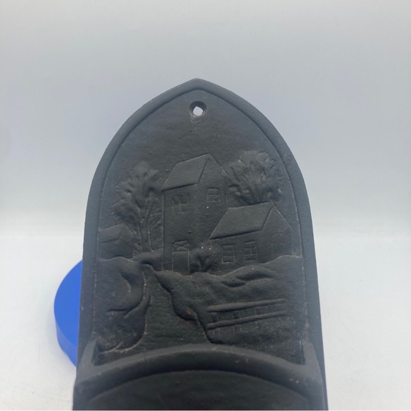 Vintage Cast Iron Wall Pocket Flower Farm Decor Cottage Pen Holder Daisy - Picture 2 of 8